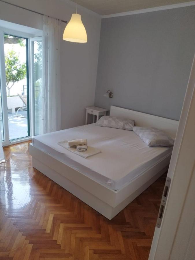 Apartments Mare - 150 M From Beach เบรลา ภายนอก รูปภาพ